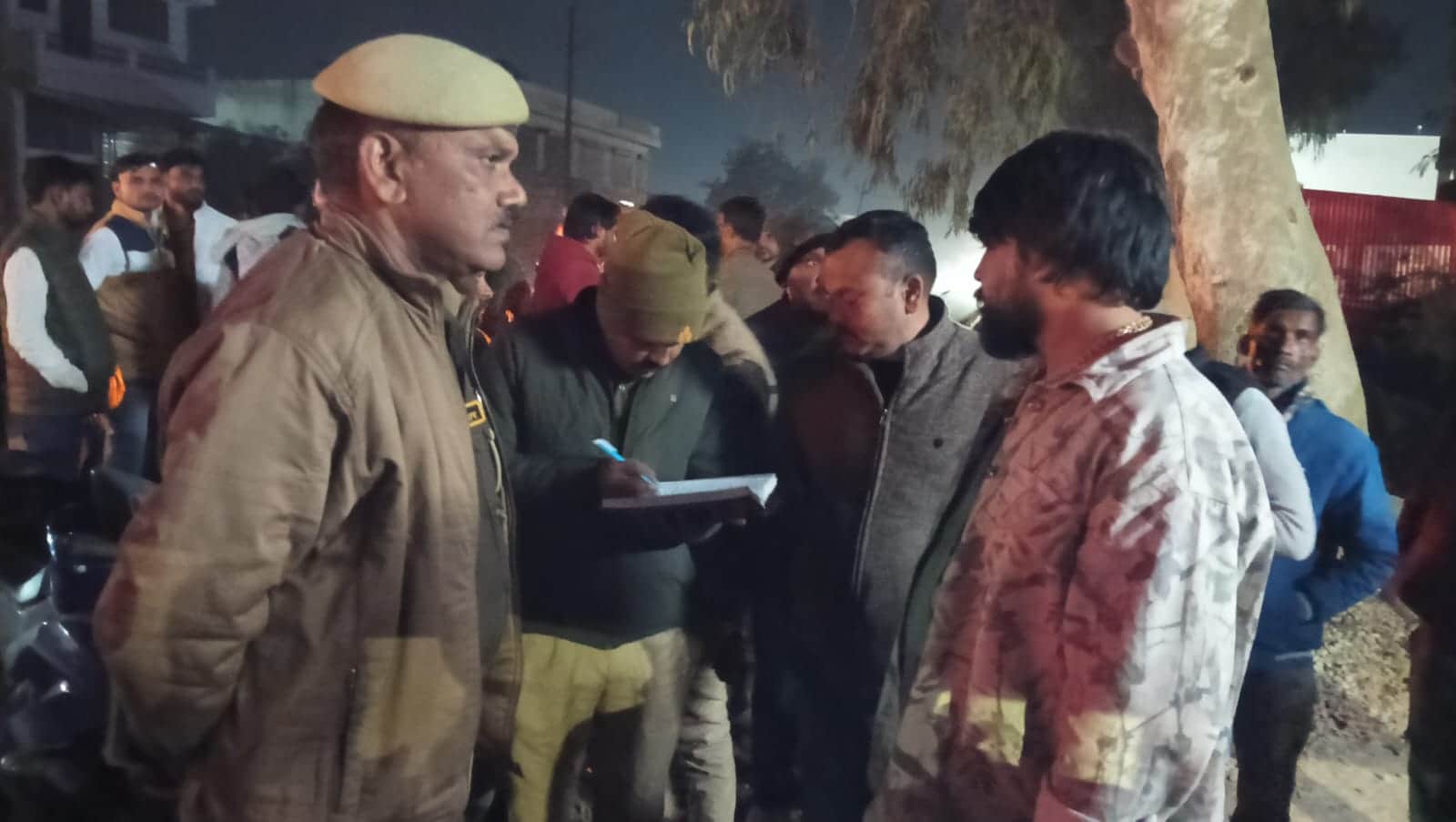 फोटो - 08 पुलिस को घटना की जानकारी देता पीड़ित सशेंद्र राजपूत। संवाद