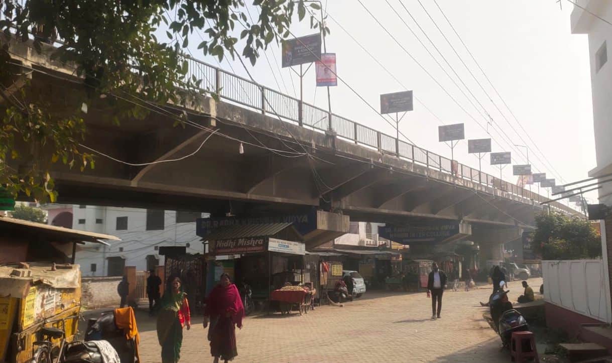 फोटो-1-हरदोई पुल का नीचे का हिस्सा, जिसकी होनी है मरम्मत। संवाद