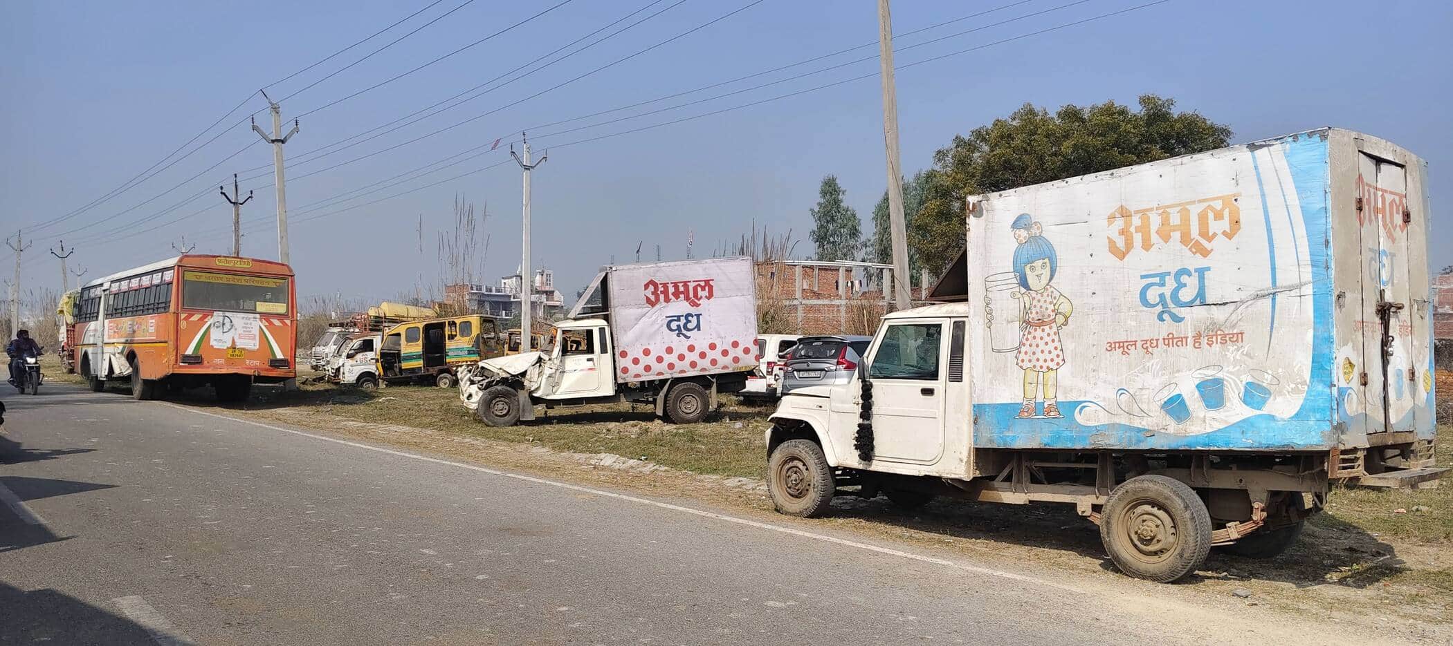 फोटो-11-हाईवे पर भिड़ंत के बाद खड़े वाहन। संवाद