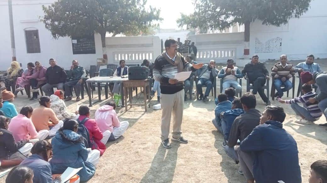 फोटो- 14- केएनपीएन इंटर कॉलेज में आयोजित इलेक्टोरल लिट्रेसी क्लब में छात्रों को जानकारी देते श