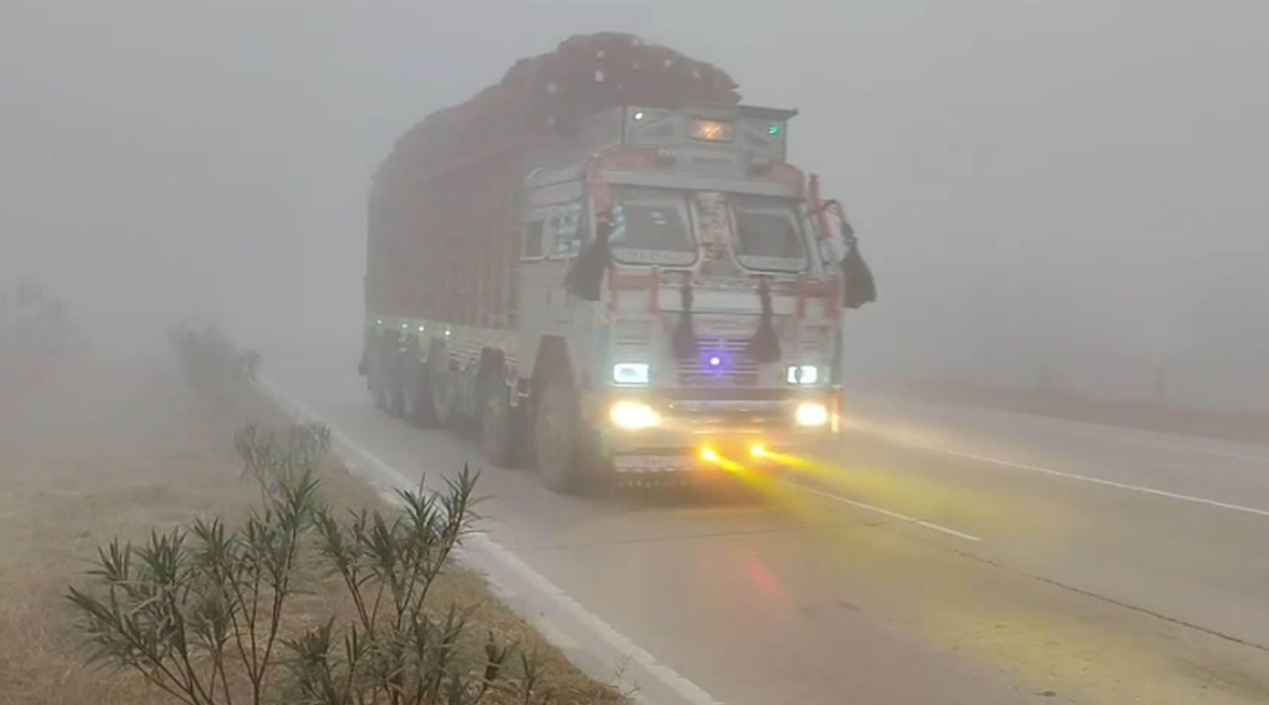 फोटो-16-कानपुर-प्रयागराज हाइवे पर शनिवार सुबह छह बजे लाइट जलाकर गुजरता वाहन। संवाद