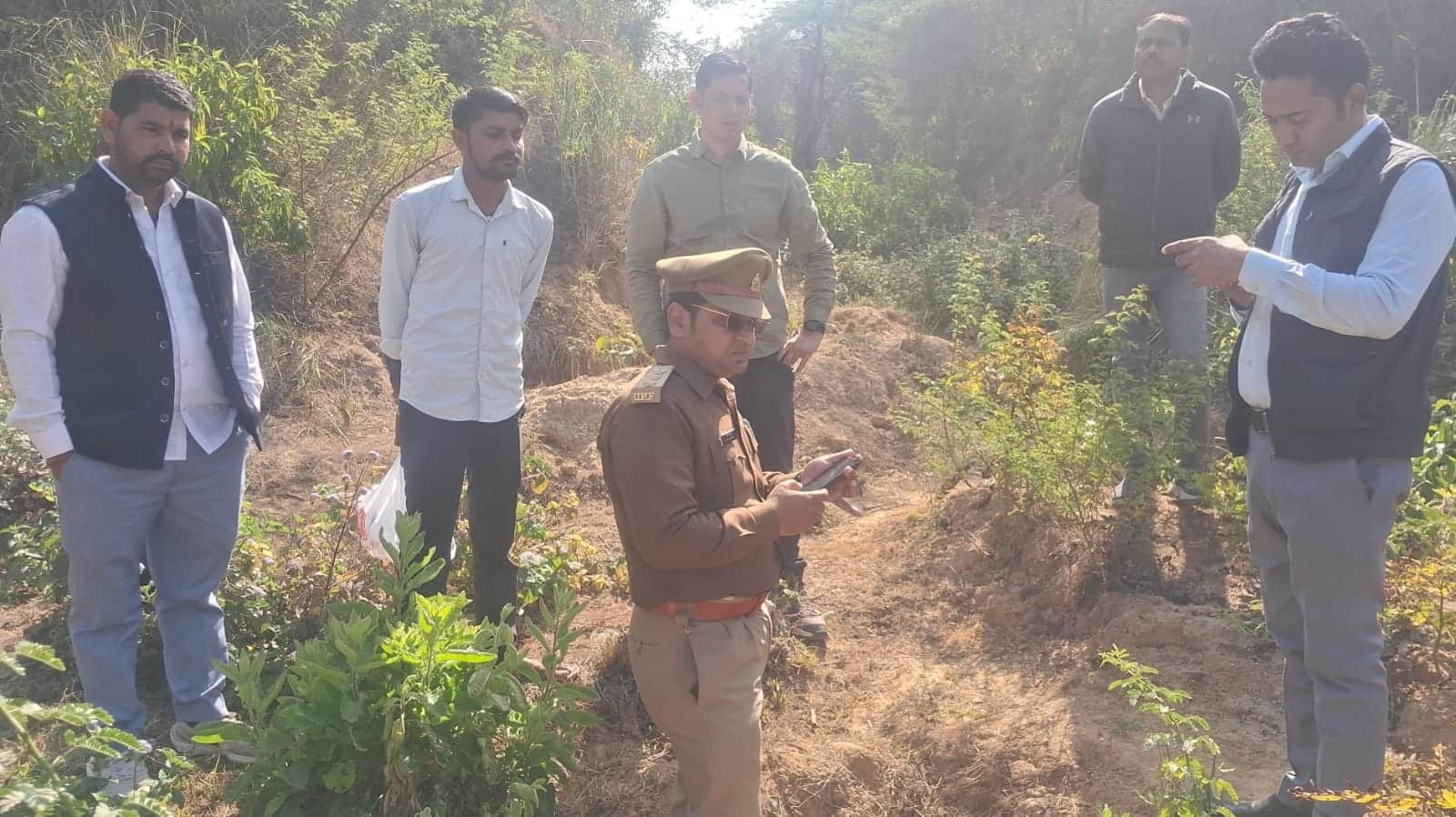 फोटो - 17 जांच करती वन विभाग की टीम। संवाद