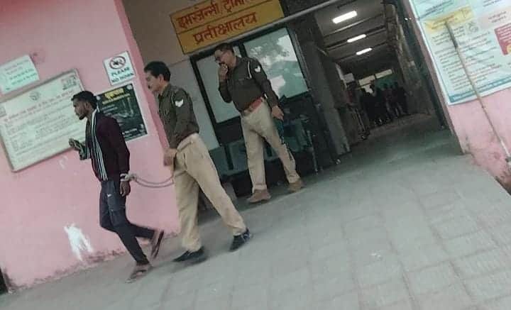 फोटो - 21 आजीवन कारावास की सजा होने के जिला अस्पताल में परीक्षण के बाद आरोपी को ले जाती पुलिस। 