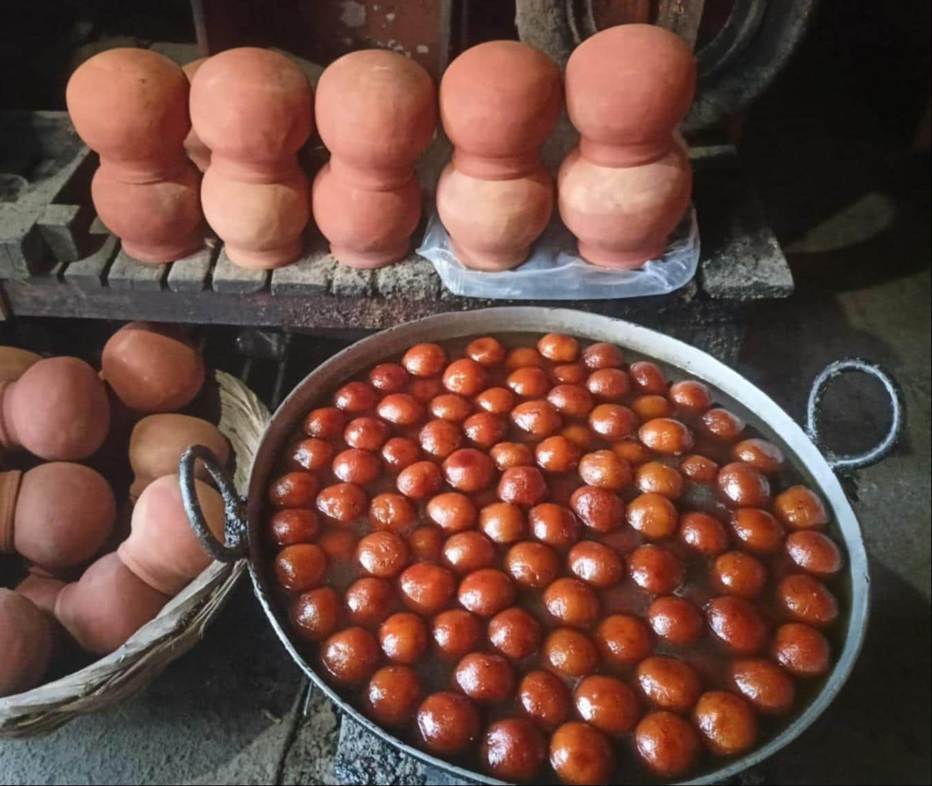 फोटो-23-कड़ाही में रखे चकलवंशी के मटके वाले रसगुल्ले। संवाद