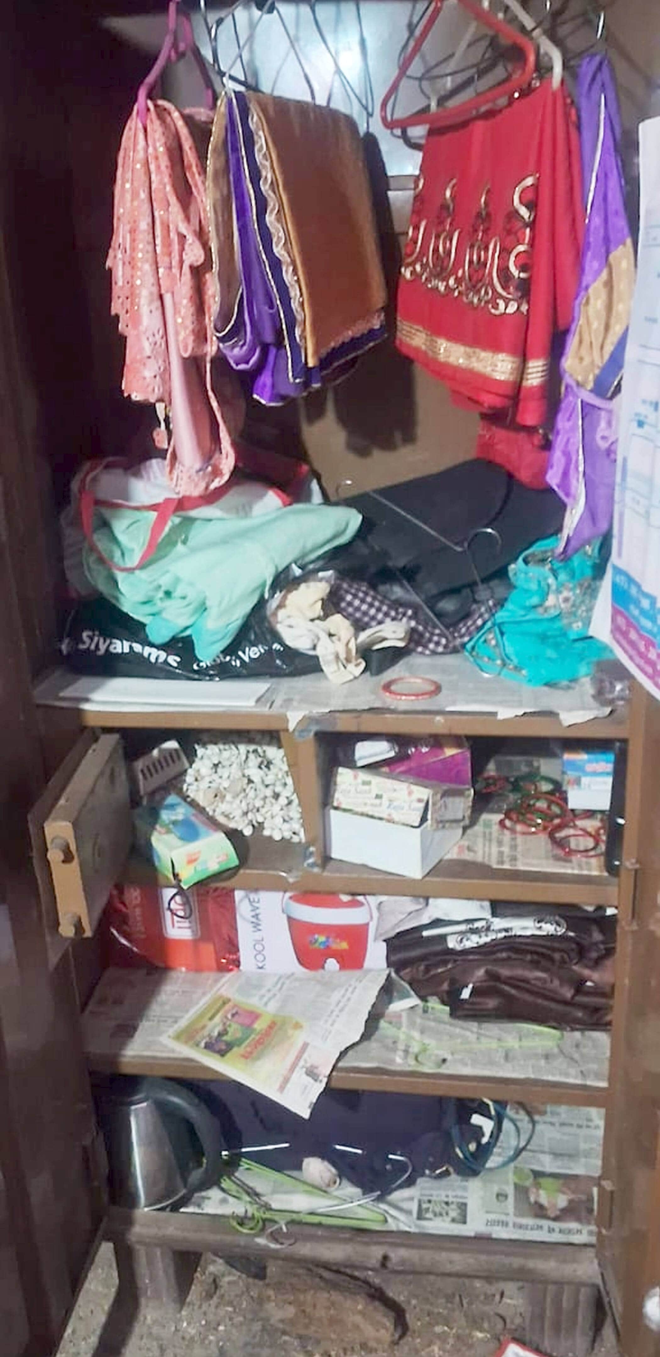 फोटो-26-चोरी के बाद खुली पड़ी अलमारी। संवाद