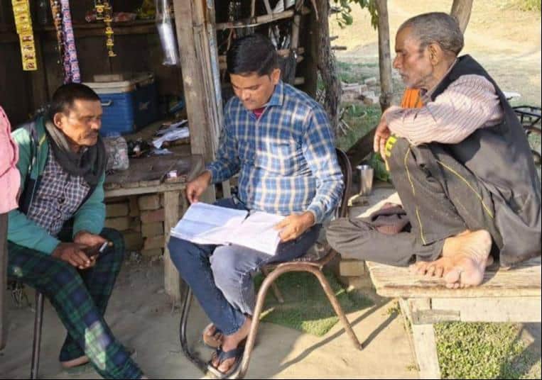 फोटो-34-बंधाखेड़ा में मतदाता सूची में नाम चेक करते वोटर। स्रोत: ग्रामीण
