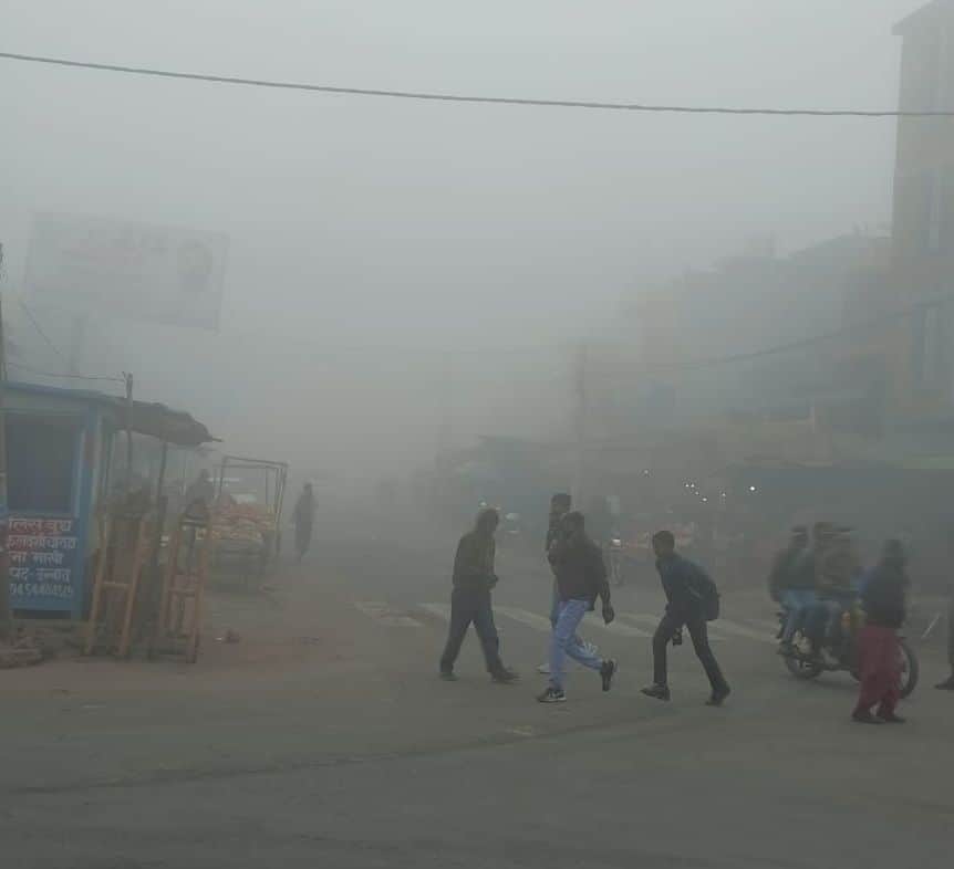 फोटो- 35- कोहरे में स्कूल जाते छात्र। संवाद