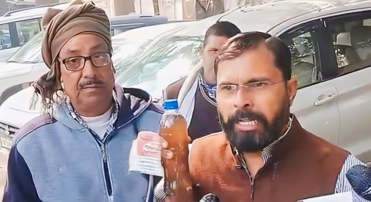 फोटो- 38- प्रदूषित पानी दिखाते कांग्रेस जिला अध्यक्ष सुरेंद्र कुशावाहा। स्रोत: कार्यकर्ता