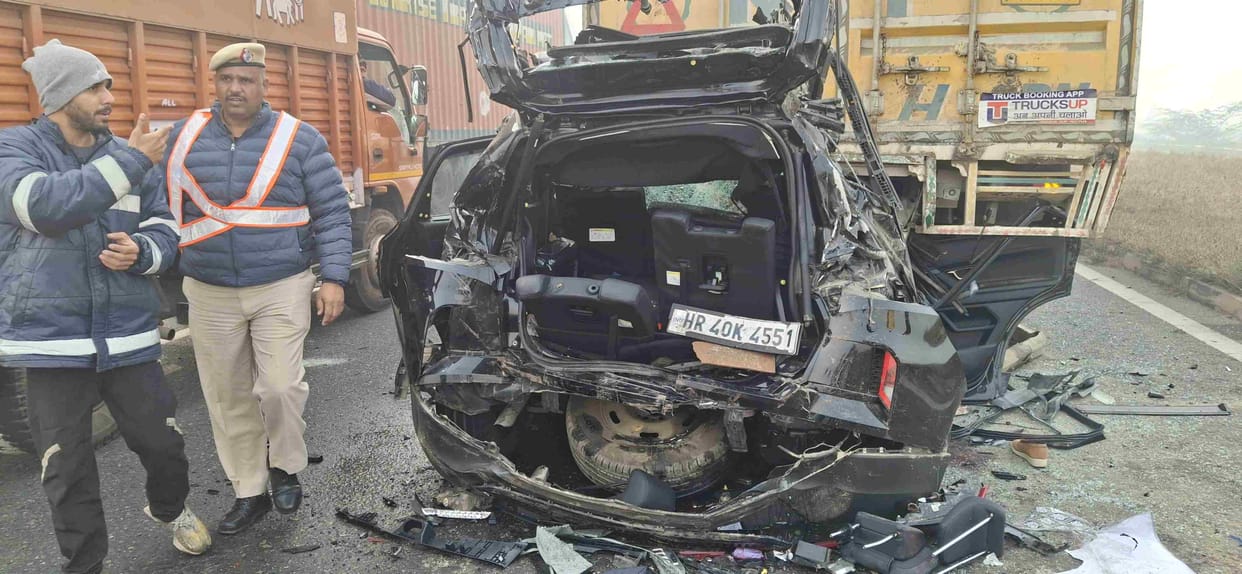 The havoc of fog... 14 vehicles collided on the KMP expressway and 17 people were injured; one car crashed into a truck.