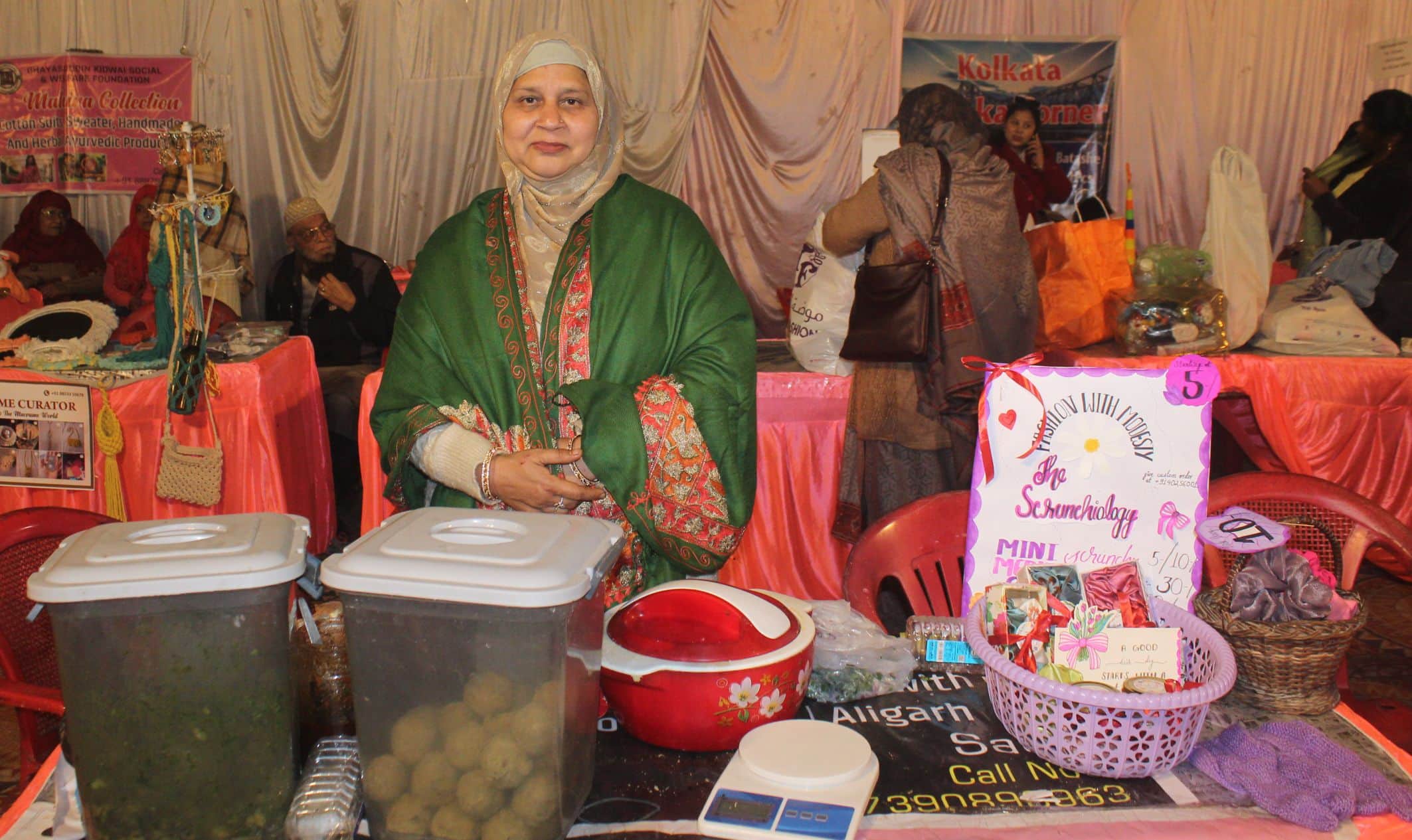 गर पालिका में हुनर हॉट मेले में  मूंग की पिंडी का स्टॉल लगाईं सलमा हुमायूं।