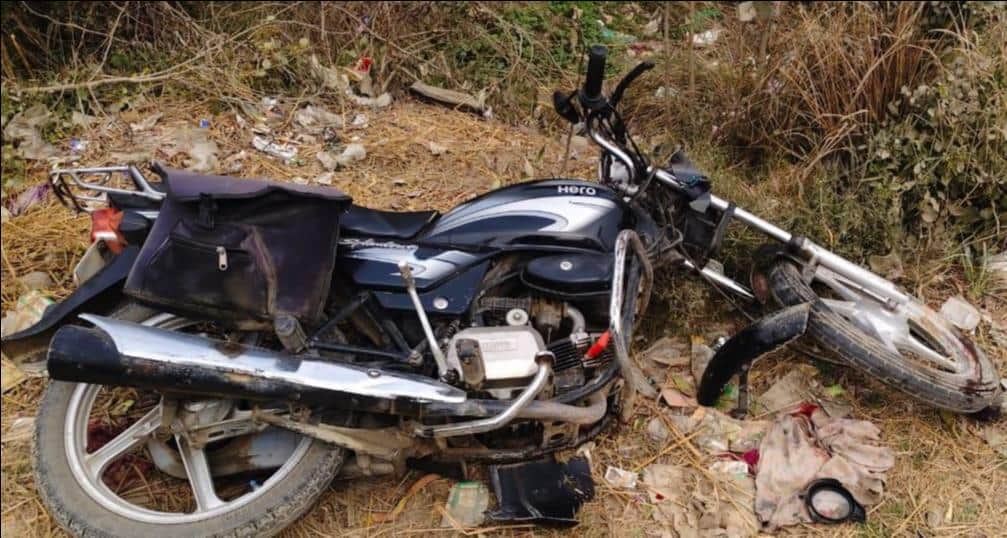 गौराबादशाहपुर थाना क्षेत्र के मनिहा गोविंदपुर गांव के पास हुई दुर्घटना में मैजिक की टक्कर से क्