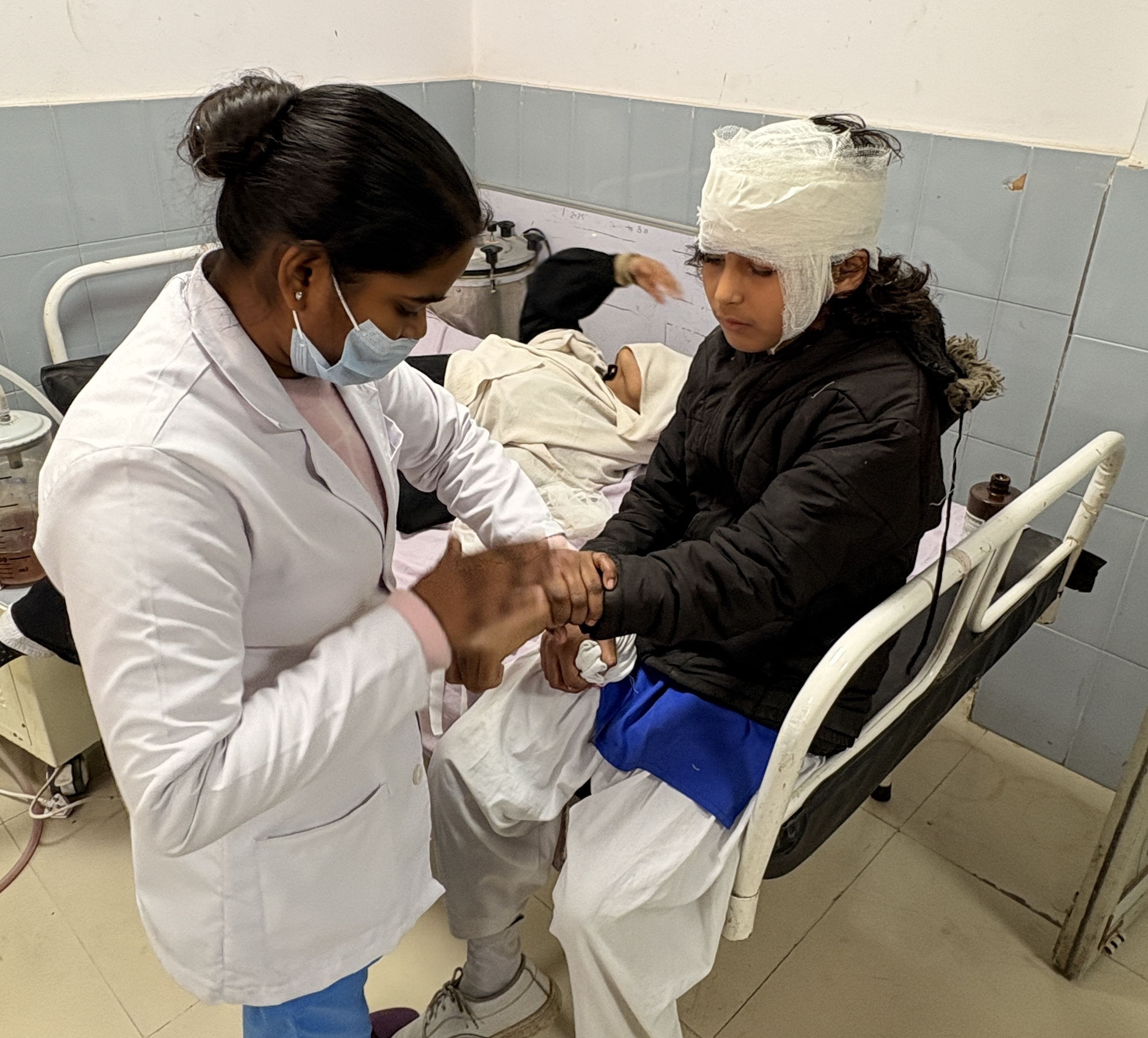 घायल........................अदीना।