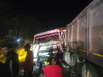 RaigarhHeavy collision between truck and trailer
