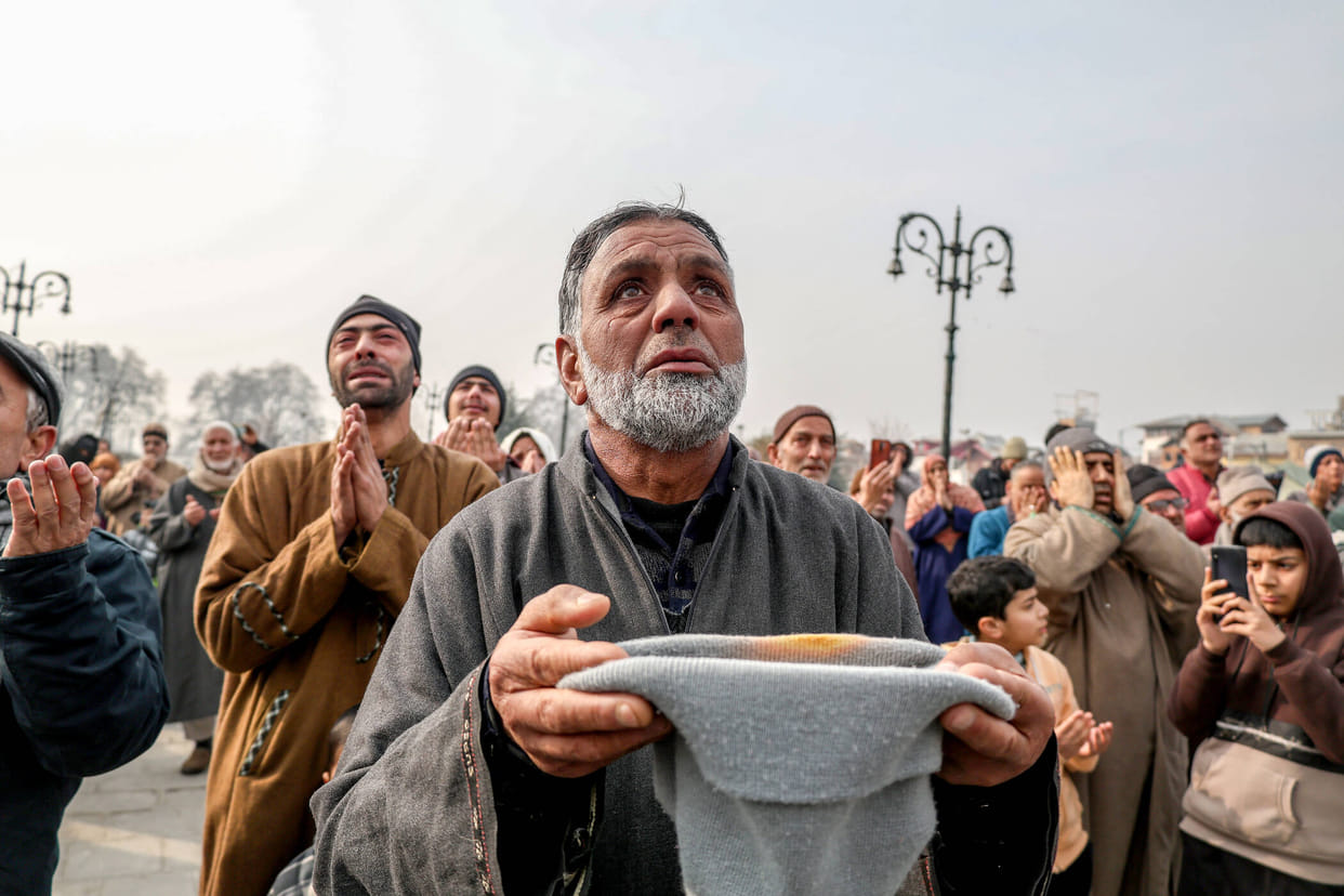 Srinagar, Shab E Meraj, Hajratbal, Pilgrims Pray