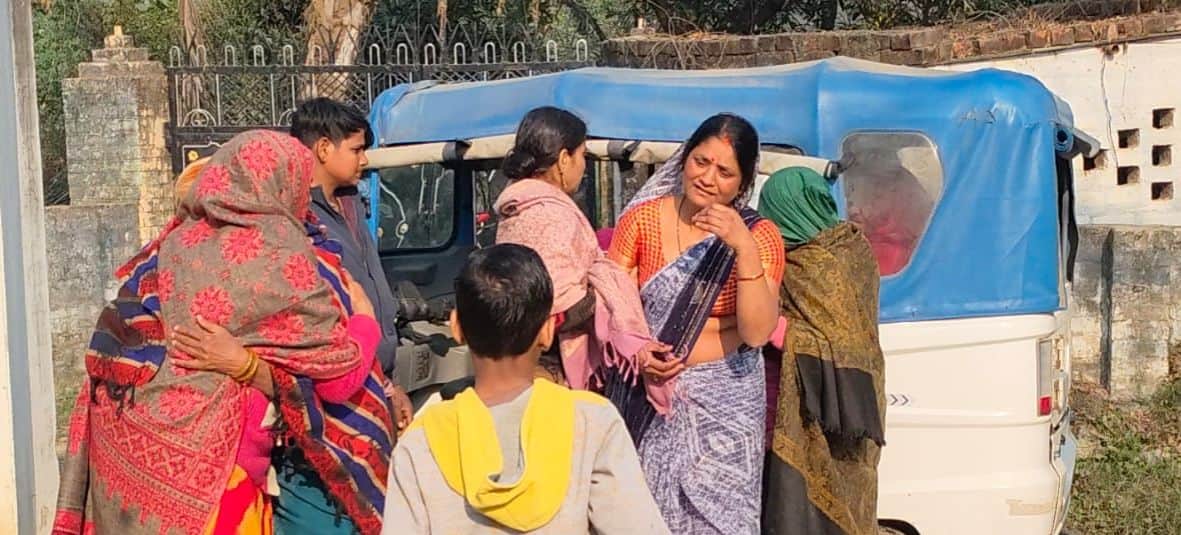 हादसे की सूचना पर वैदहा निवासी विजय तिवारी के घर रोते-बिलखते परिजन। -संवाद