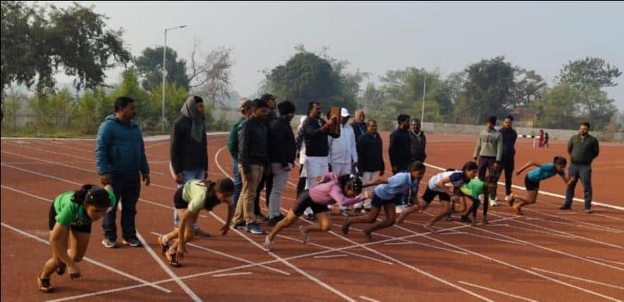 इंदिरा गांधी स्पोर्ट्स स्टेडियम में आयोजित छात्र खेल प्रतियोगिता में शामिल प्रतिभागी। संवाद