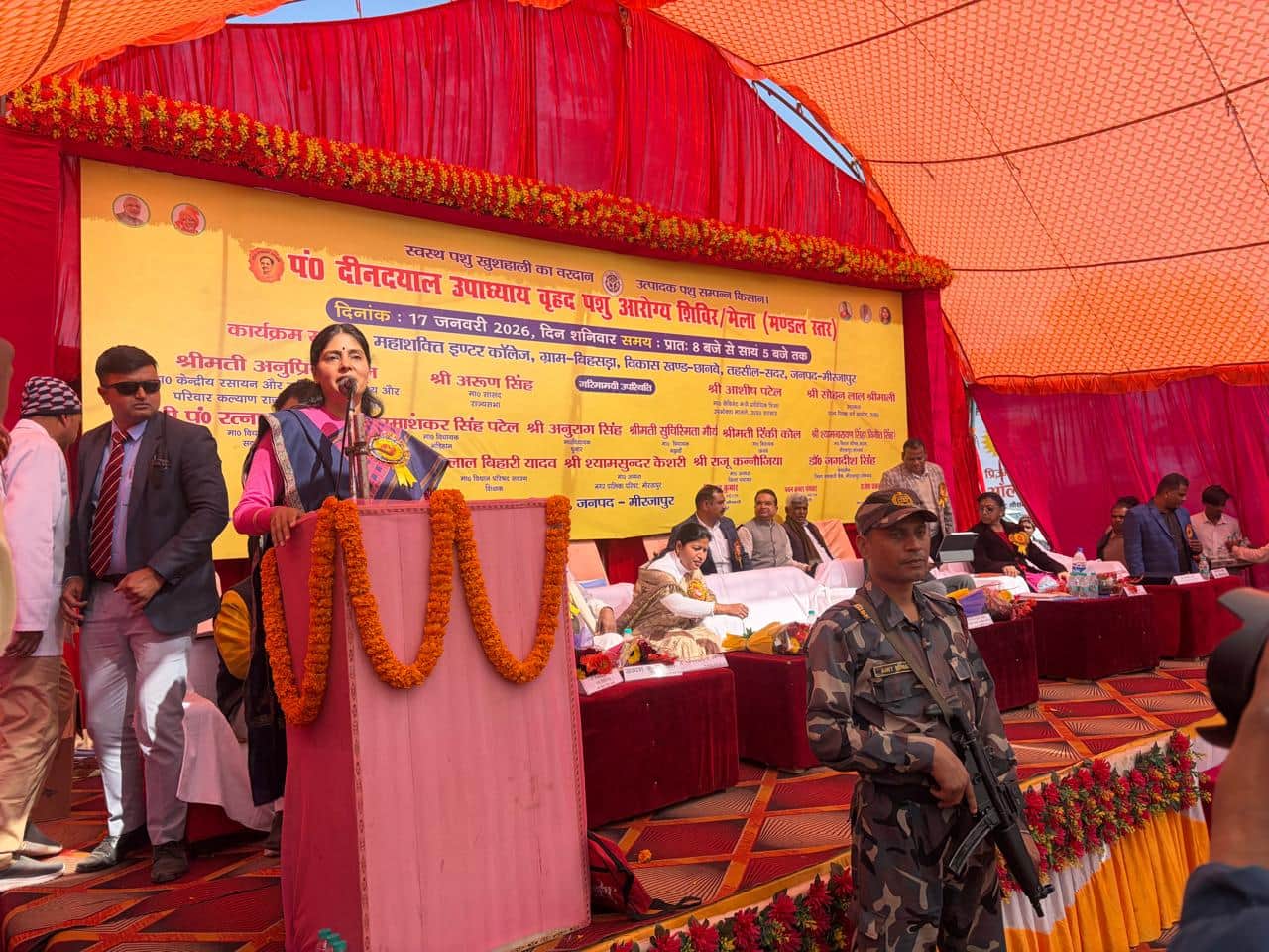 जिगना में बिहसडाकला के महाशक्ति इंटर कालेज में वृहद् पशु आरोग्य शिविर को सम्बोधित करती केंद्रीय