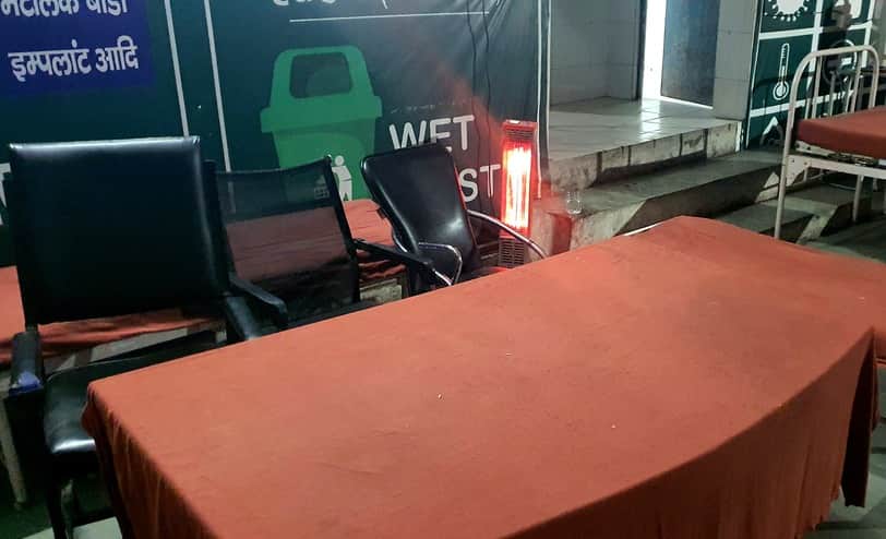 जिला अस्पताल के रैन बसेरे में बिना स्टाफ के ही जलता हीटर। अस्पताल लाइव की खबर का फोटो।