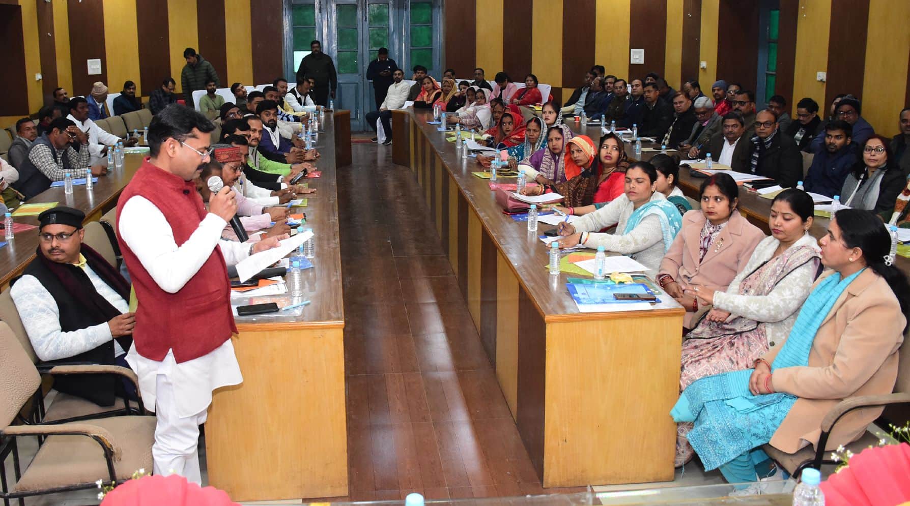 जिला पंचायत बोर्ड की बैठक में अपना पक्ष रखते सदस्य