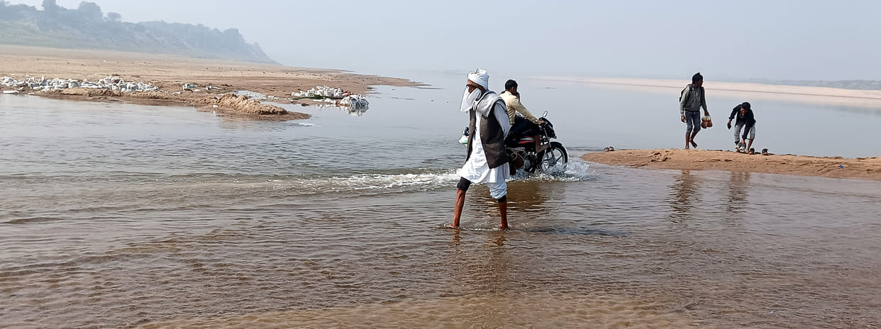Amid fear, pedestrians and motorists are reaching the bridge over the Chambal River.