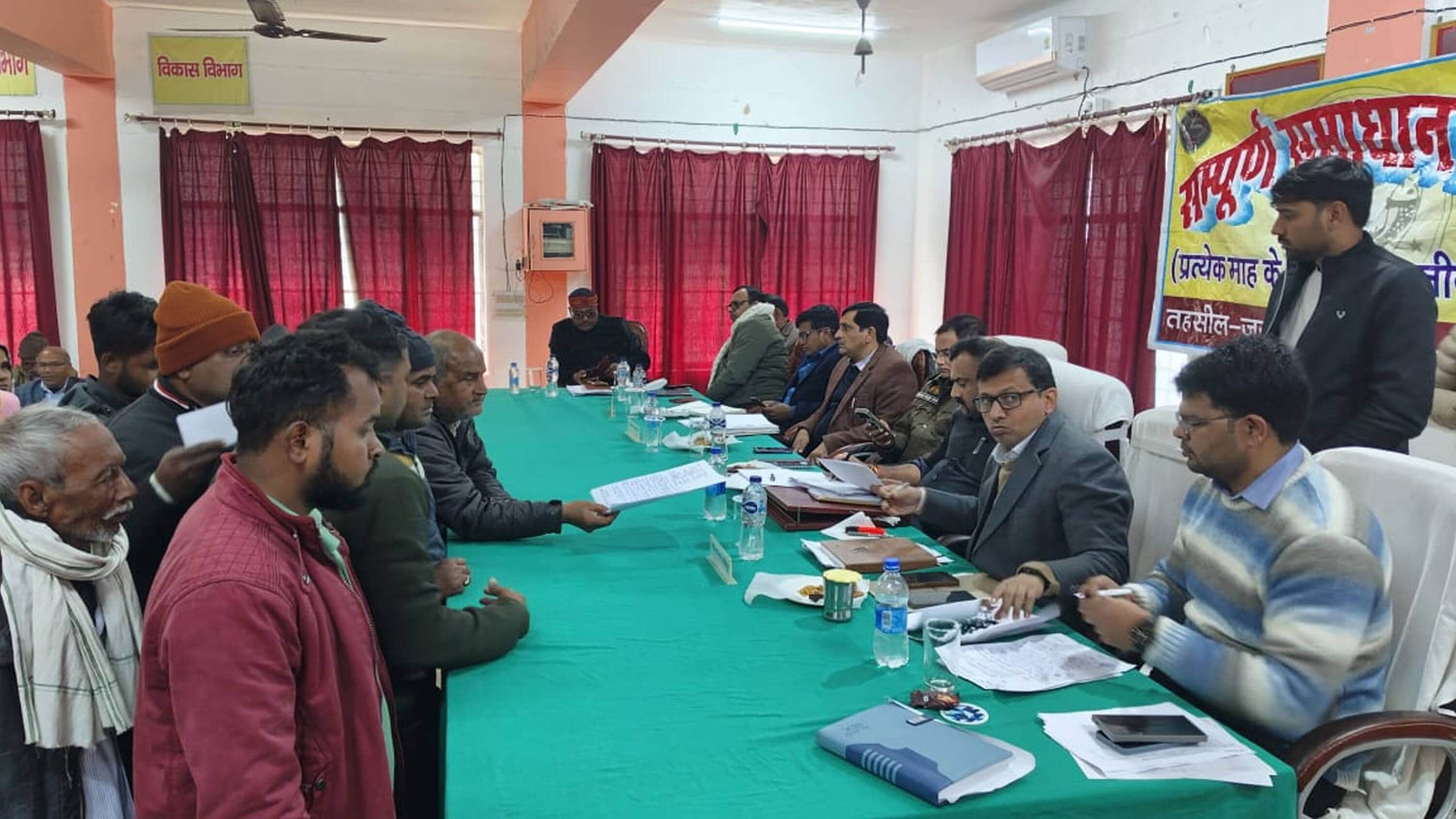 जयसिंपुर तहसील सभागार में समस्याएं सुनते अधिकारी। संवाद