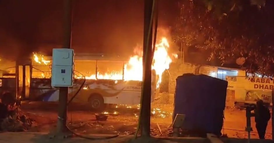 The bus caught fire and was reduced to ashes within a short time.