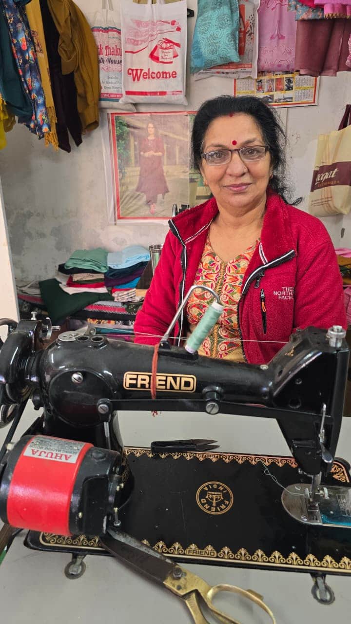 कपड़ों की सिलाई करती निशा ठाकुर। संवाद