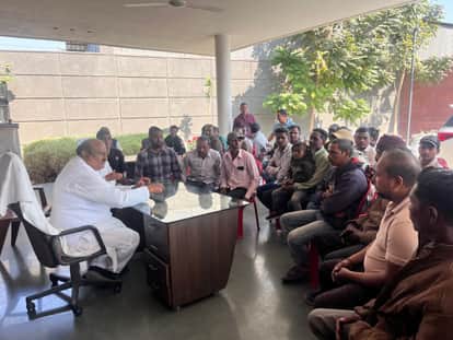 Villagers in Korba protest against displacement meet with former minister Jaisingh Agrawal