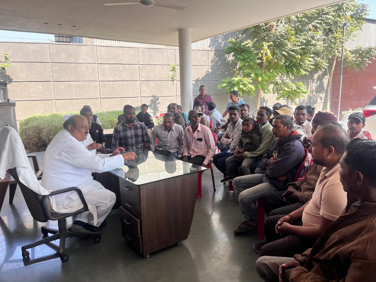 Villagers in Korba protest against displacement meet with former minister Jaisingh Agrawal