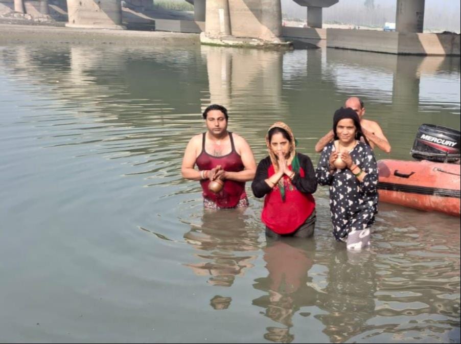 People of faith took a dip in the Yamuna on Mauni Amavasya