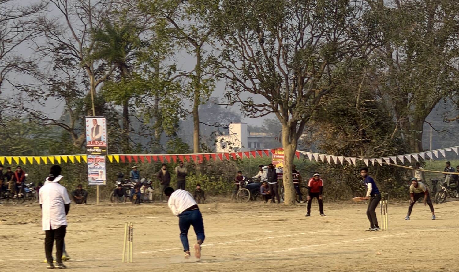 करौंदीकला में क्रिकेट खेलते खिलाड़ी। संवाद