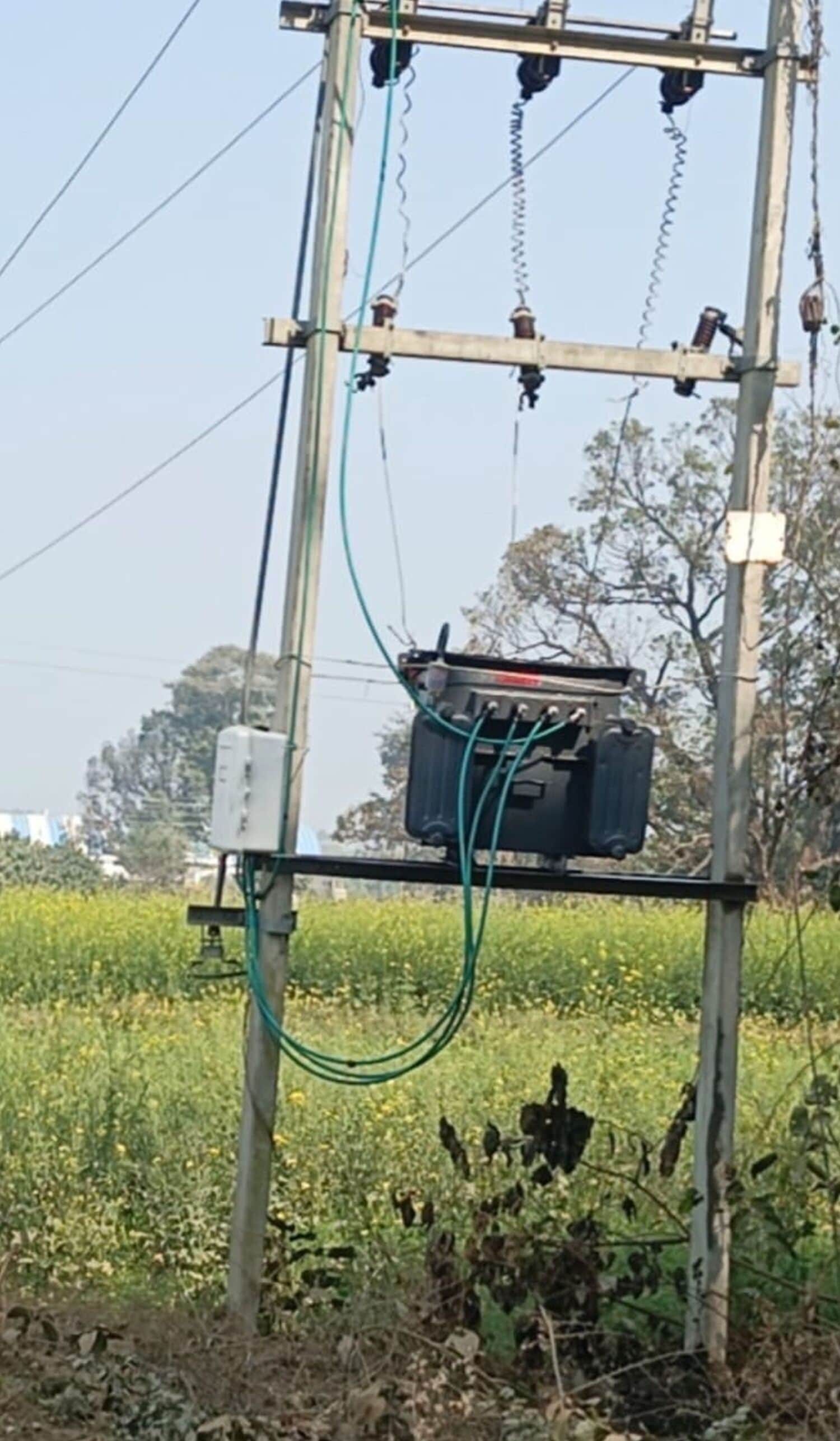 खराब पड़ा ट्रांसफार्मर 