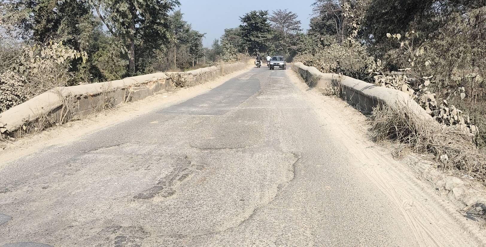 खेसरहा क्षेत्र के बांसी–खलीलाबाद मार्ग पर स्थित दलदला पुल पर लोगेां को आवागमन करने में हो रही 