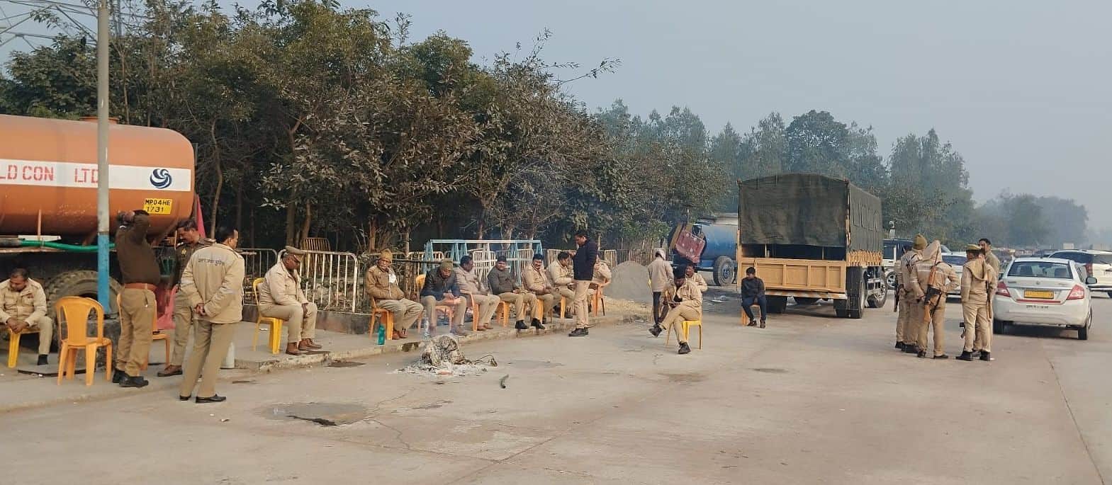 लखनऊ-सुल्तानपुर हाईवे के बारा टोल प्लाजा के पास तैनात पुलिस व पीएसी बल।