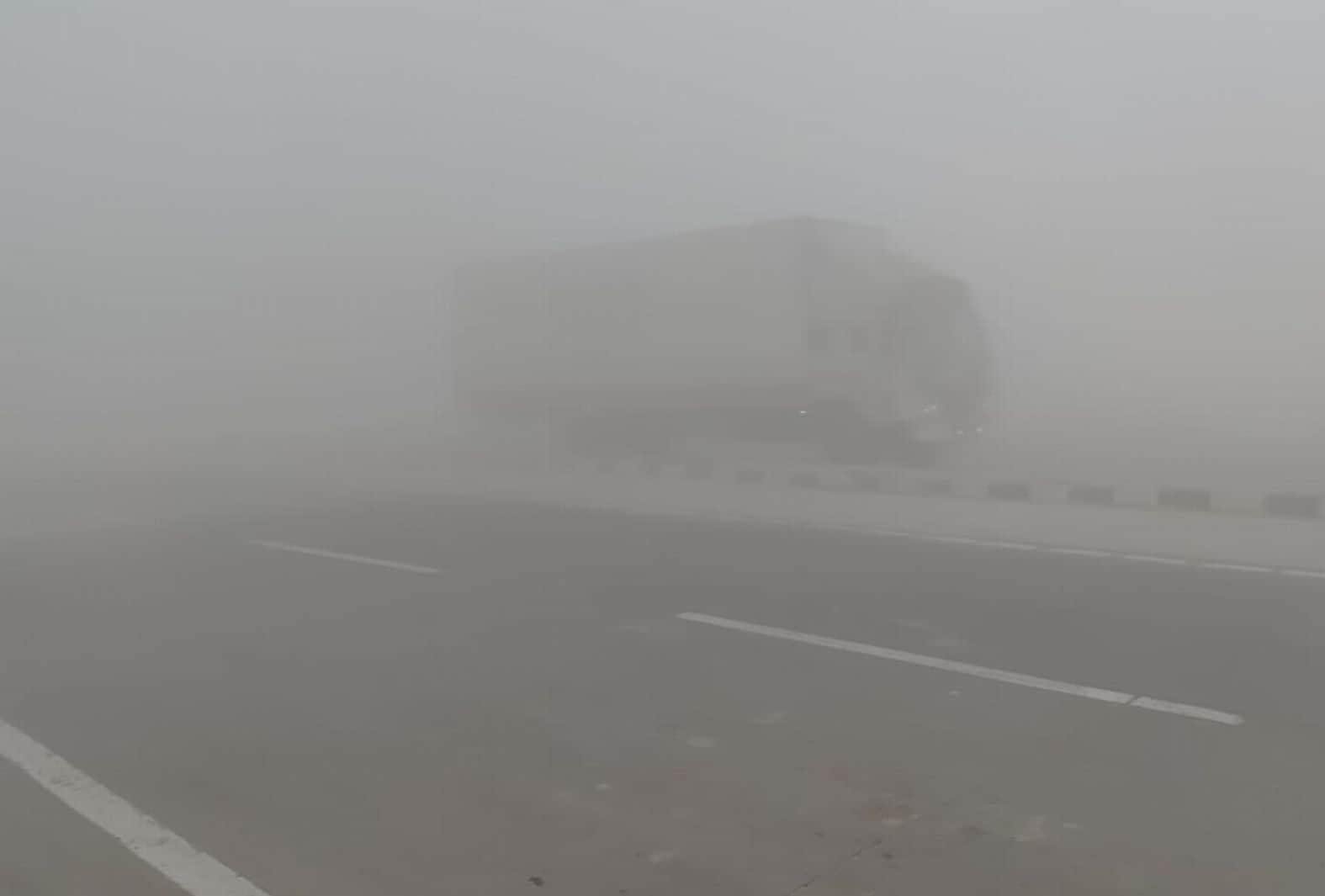 लखनऊ-वाराणसी हाईवे पर रविवार सुबह छाया घना कोहरा। संवाद