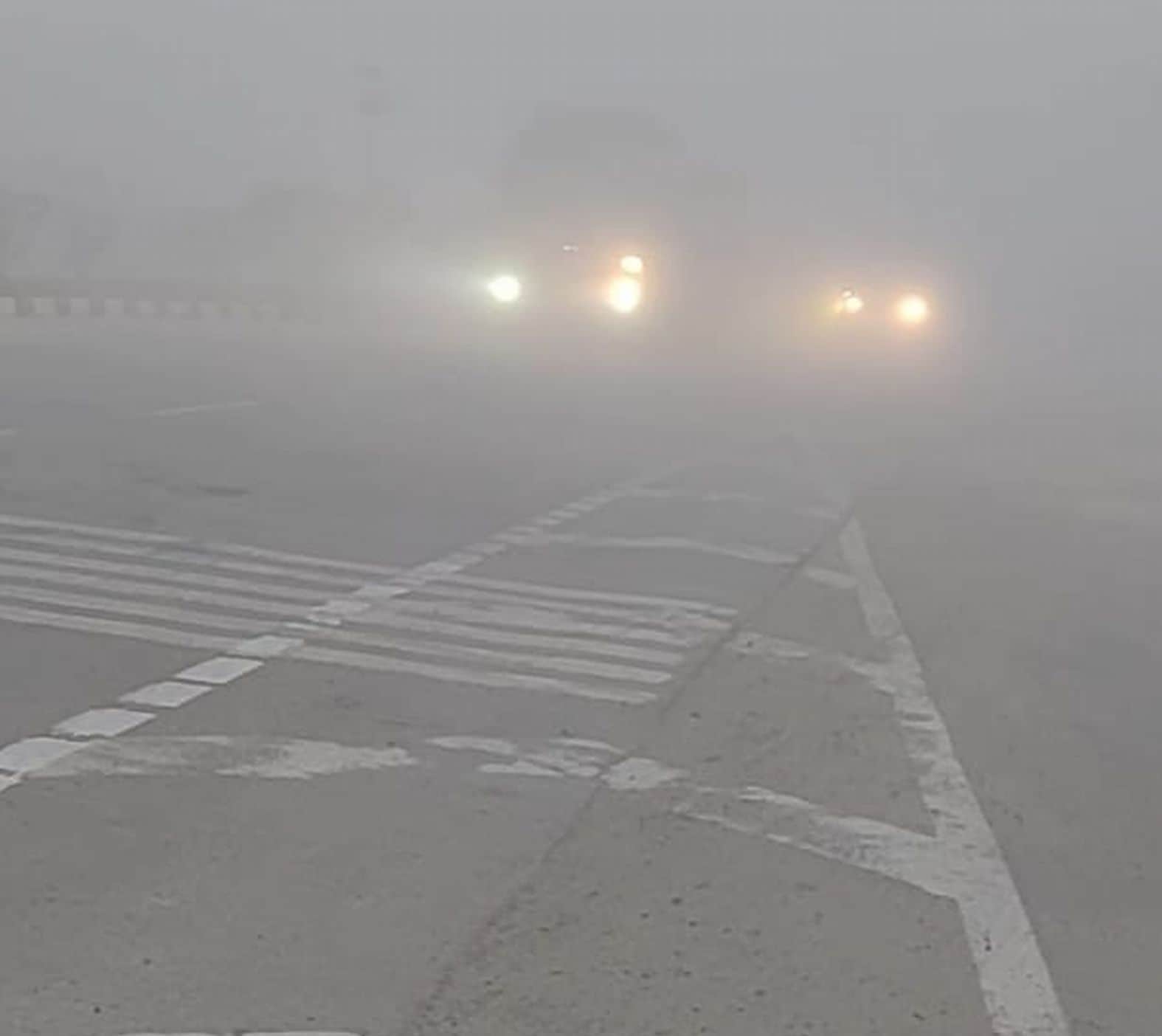 लखनऊ-वाराणसी हाईवे पर शनिवार सुबह कोहरे में हेडलाइट जलाकर गुजरते वाहन। संवाद