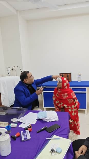 मेडिकल कॉलेज में महिला की आंख देखते नेत्र रोग विशेषज्ञ। संवाद