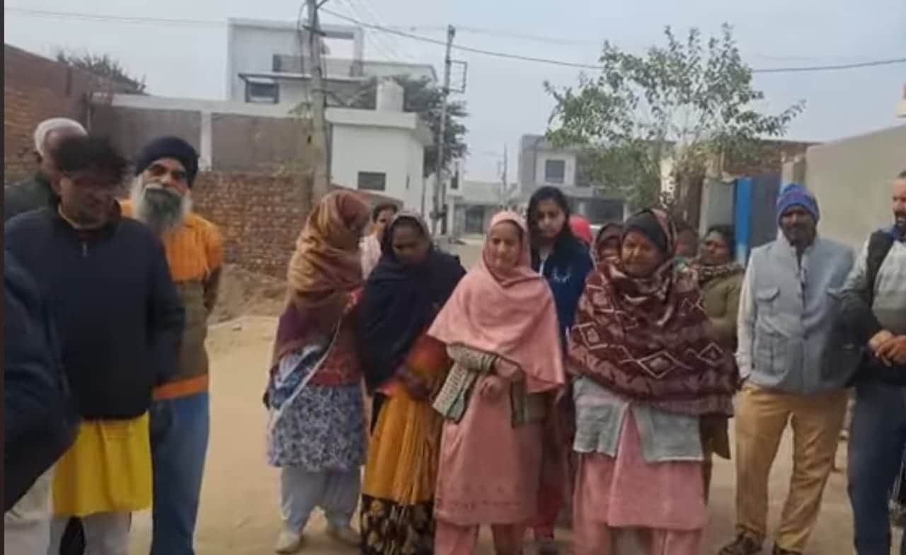 मोहल्लावासी अपनी समस्या बताते हुए।