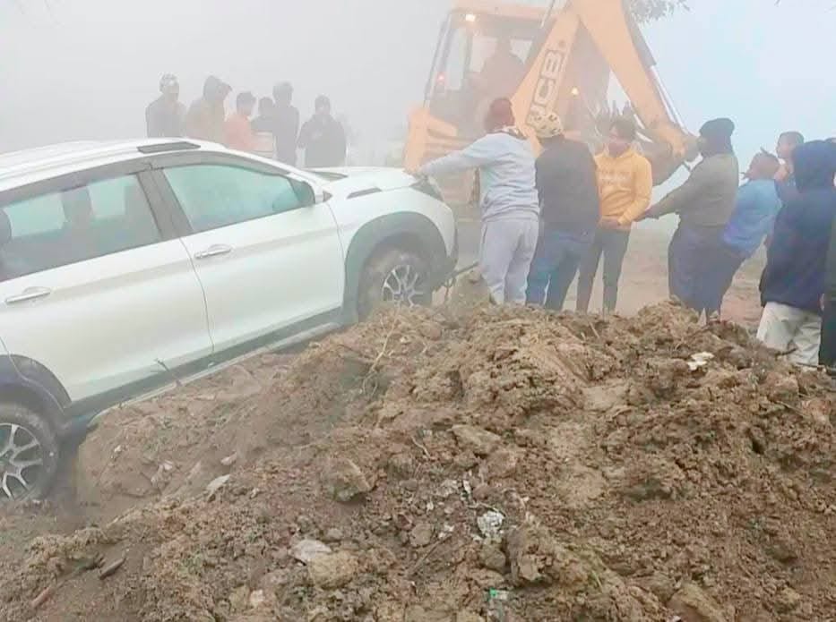 Car falls into canal due to fog, occupants narrowly escape.