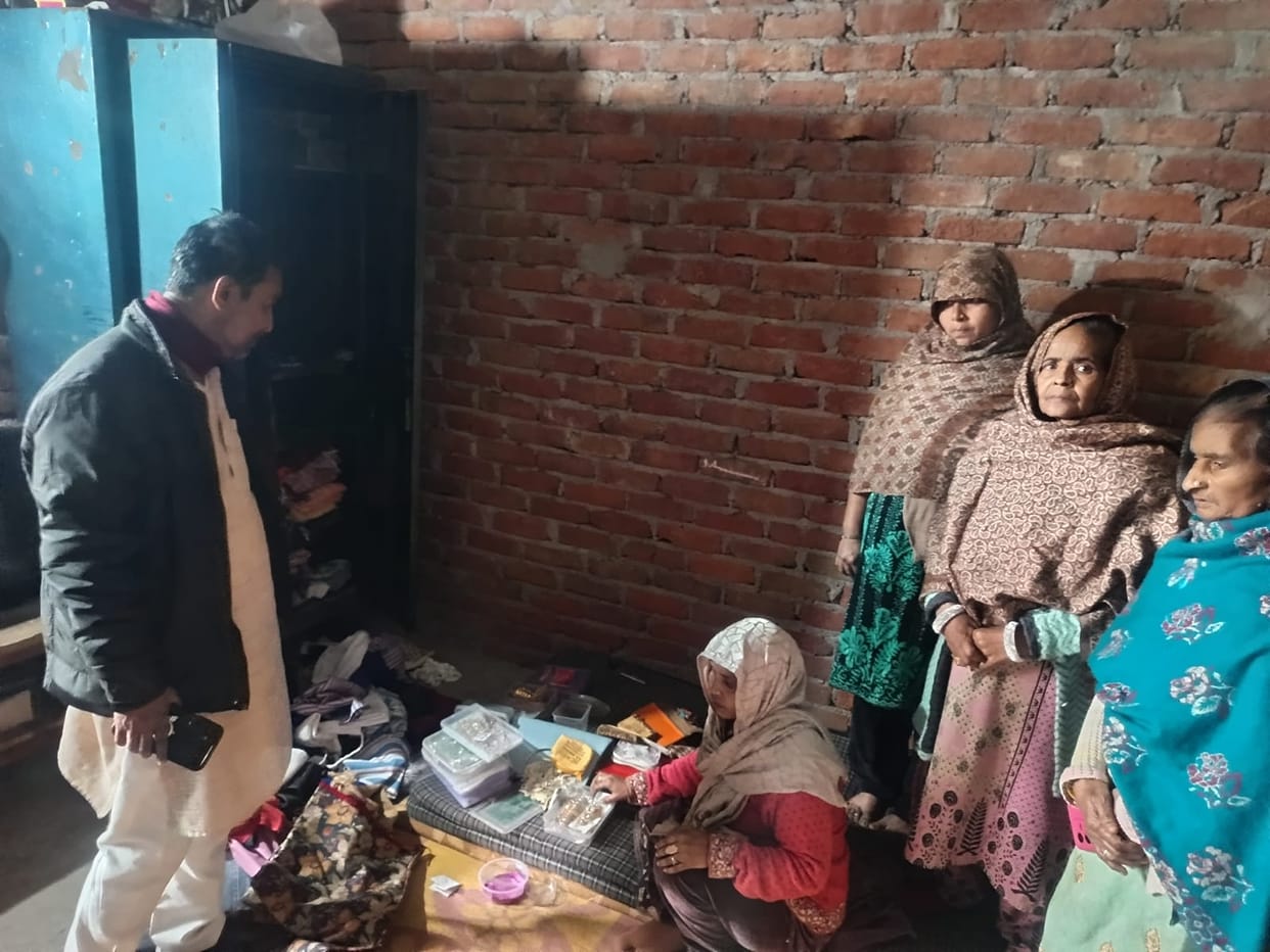 Thieves raided a vacant house and stole cash and jewellery worth Rs 2.5 lakh.