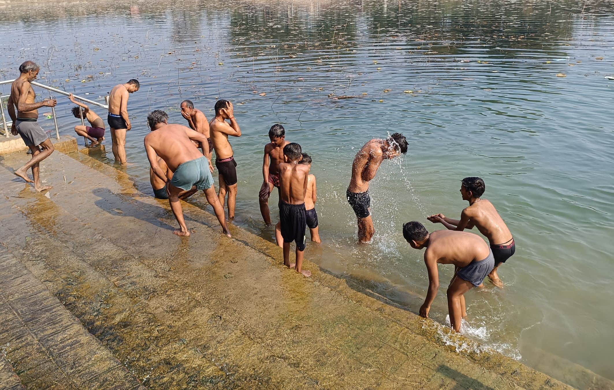 निंदूरा क्षेत्र के पौराणिक तीर्थ स्थल डंडे तुला धाम पर मौनी अमावस्या के दिन रविवार को स्नान करत