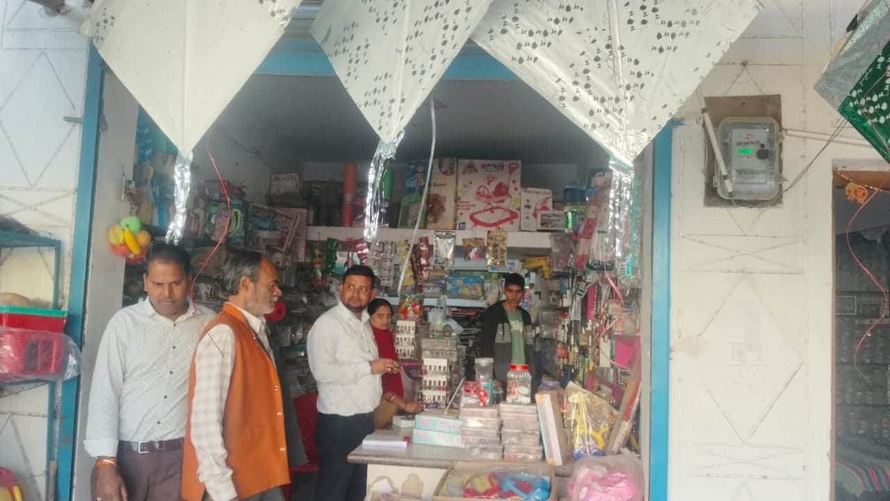 पालिका की टीम ने दुकानों का निरीक्षण किया।