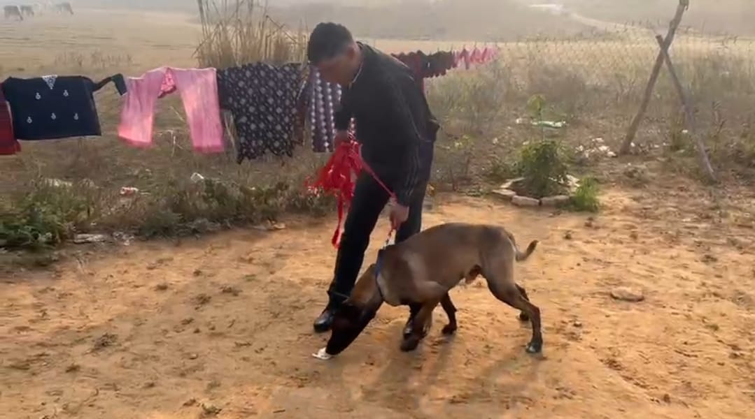 पुलिस के अधिकारी और डॉग स्कॉट की टीम मौके पर पहुंची