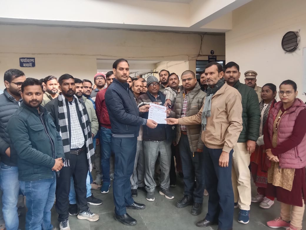Lekhpal now jumped into the blanket distribution issue, demonstrated