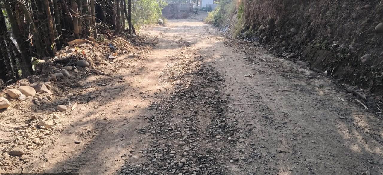 पपलाह संपर्क सड़क की खस्ताहाल स्थिति। संवाद