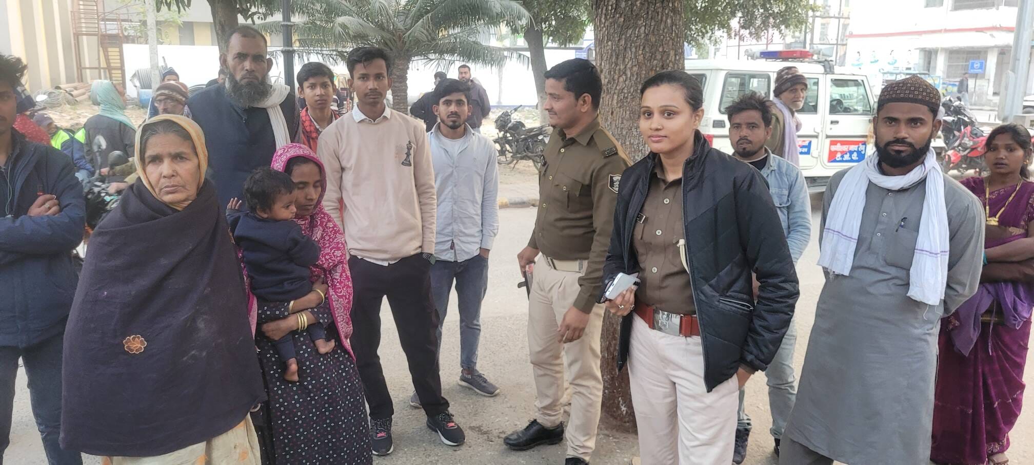 परिजनों से पूछताछ करते फणीश्वरनाथ रेणु टीओपी पुलिस
