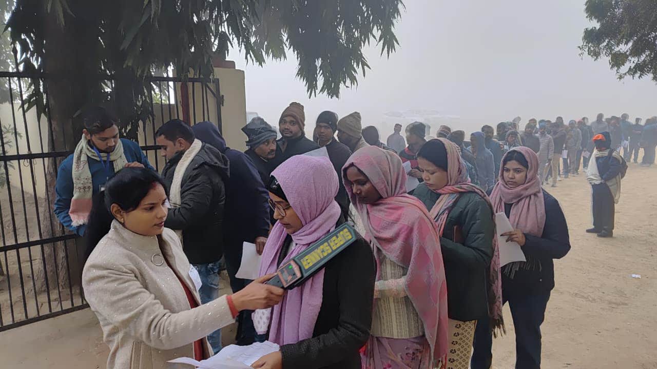 प्रशिक्षित स्नातक की परीक्षा में शामिल हो रहे परीक्षार्थी की जांच करती पुलिस। संवाद