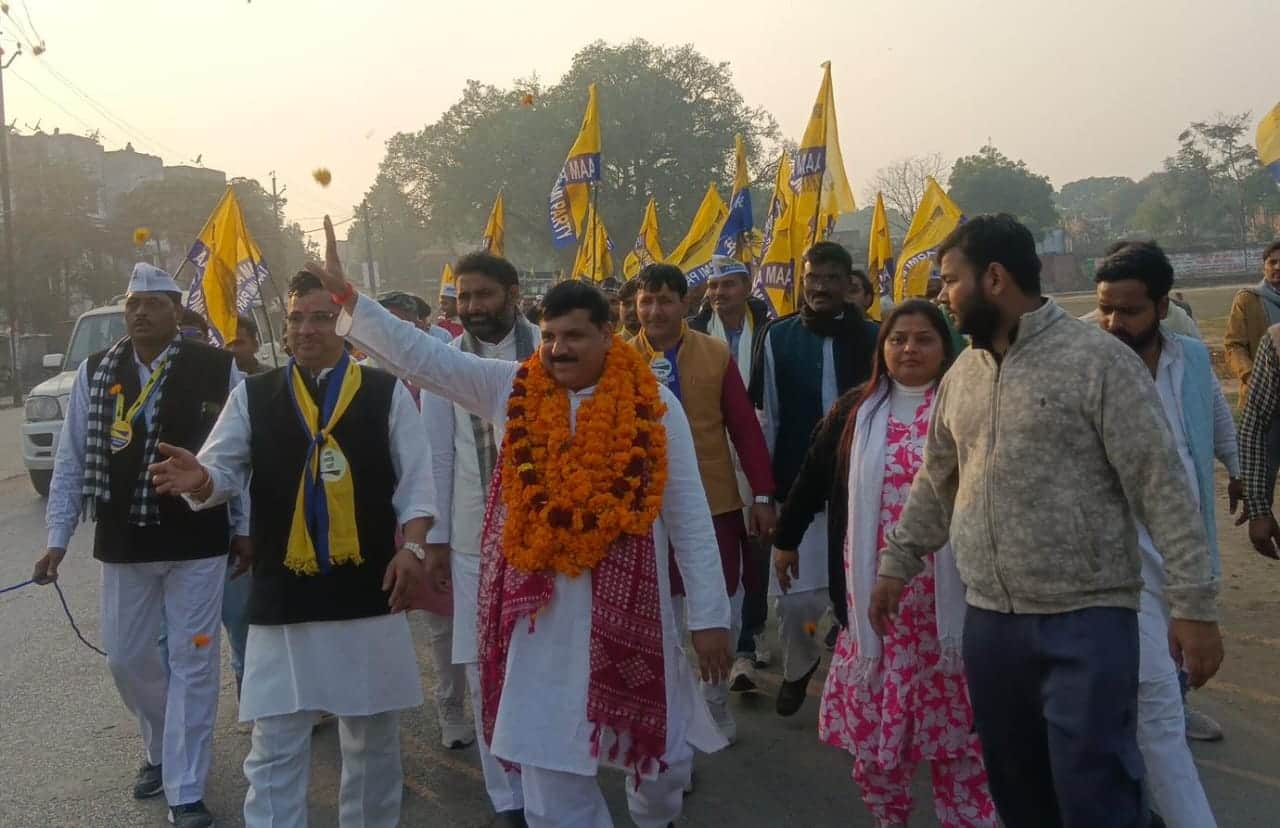 पदयात्रा में कछवां पहुंचे राज्यसभा सांसद संजय सिंह।- सोशल मीडिया।