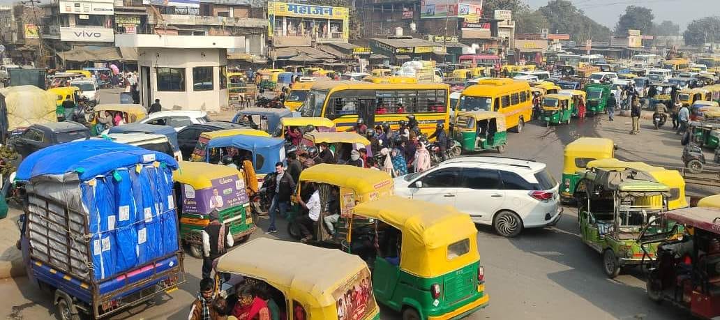 Padav intersection remained in the grip of jam for an hour
