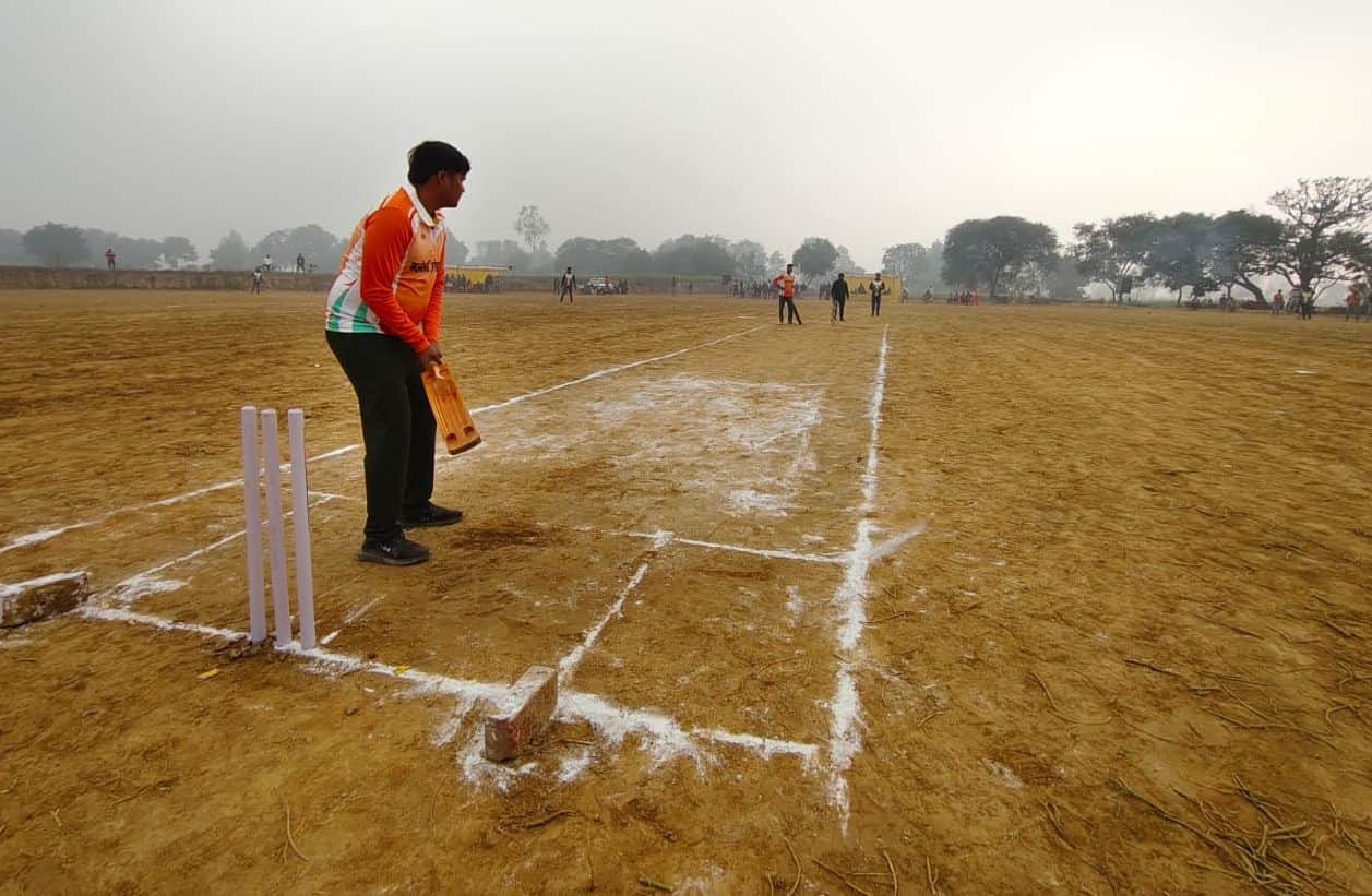 सआदतगंज क्षेत्र स्थित मलौली खेल मैदान में बल्लेबाजी करते मलौली किंग्स इलेवन के खिलाड़ी। 